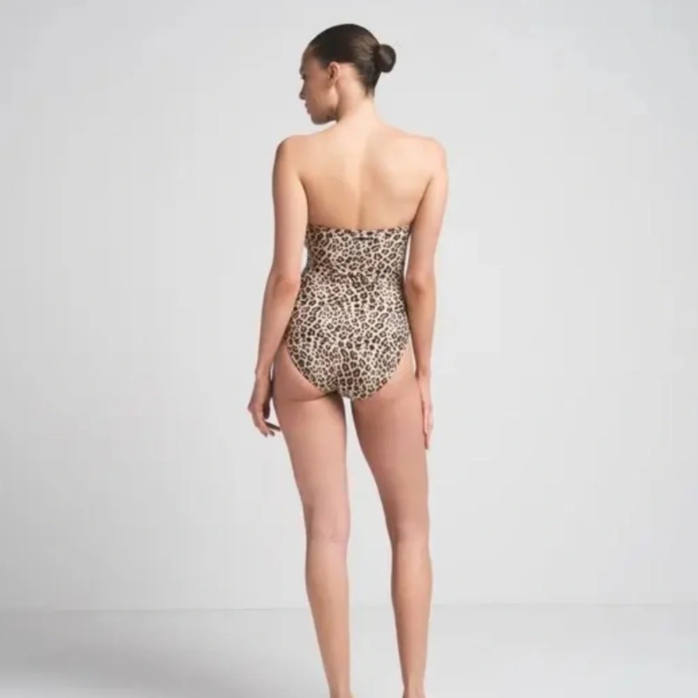 SKIMS SWIM STRAPLESS ONE PIECE SWIMSUIT CHAMPAGNE LEOPARD PRINT M